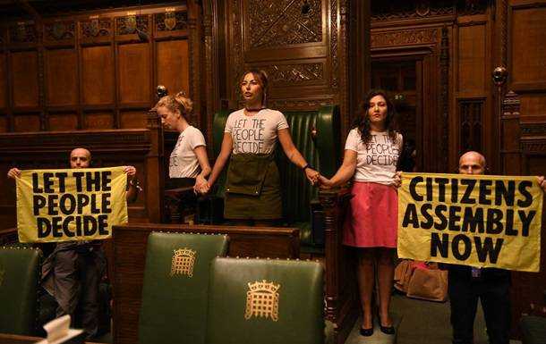 Кліматичні активісти приклеїлися до крісла спікера парламенту Британії