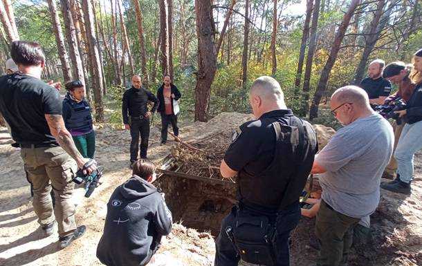На Харківщині окупанти кинули зв'язаних чоловіків у чотириметрову яму