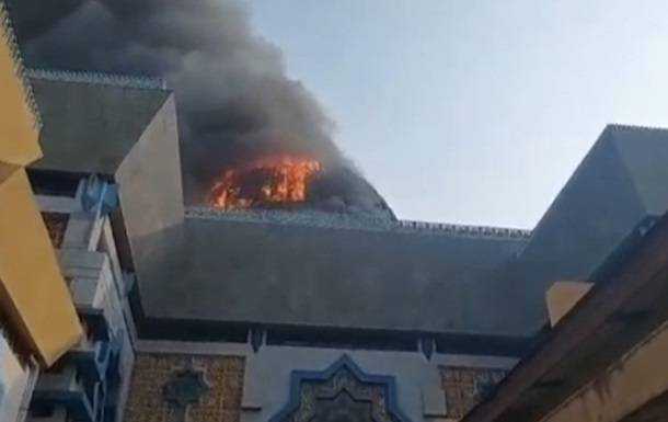 У Джакарті через пожежу впав купол мечеті ісламського центру