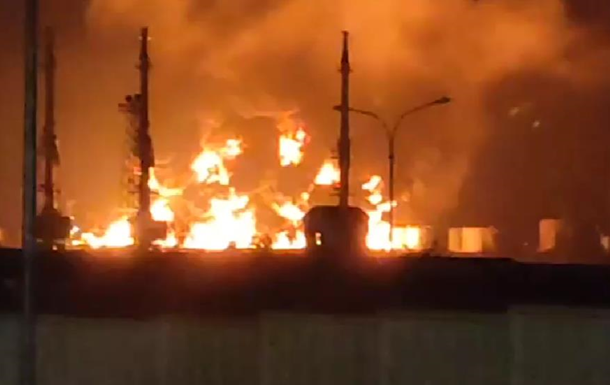 В Крыму горит нефтебаза возле Севастополя