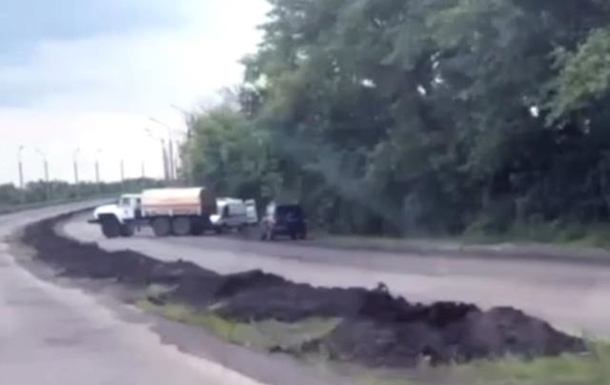 На трассе возле Еленовки россияне подорвались на мине