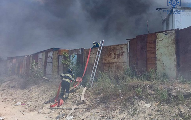 В Киеве загорелось сразу 12 гаражей