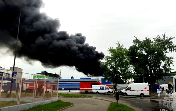 В российском городе загорелась фура и несколько гаражей, есть пострадавший