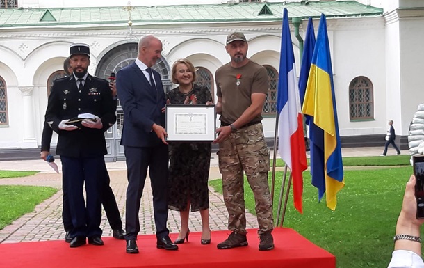 Сенцов и Забужко получили орден Почетного легиона
