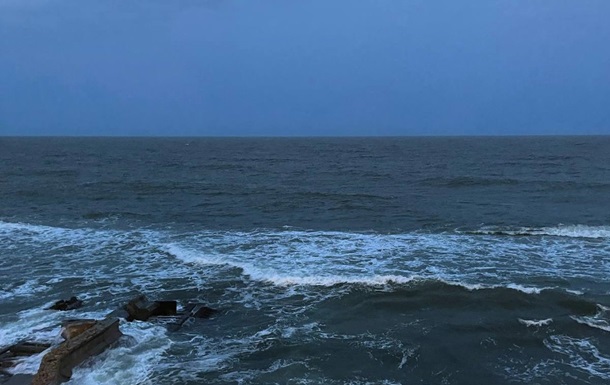 В Одессе два человека погибли в море из-за шторма