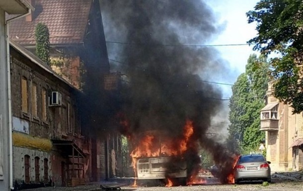 Центр Донецка попал под обстрел: горят авто