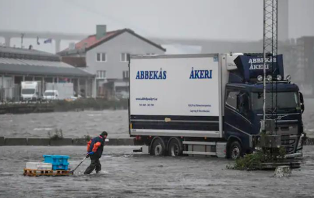 Мощный циклон накрыл Швецию: наводнение затопило порт