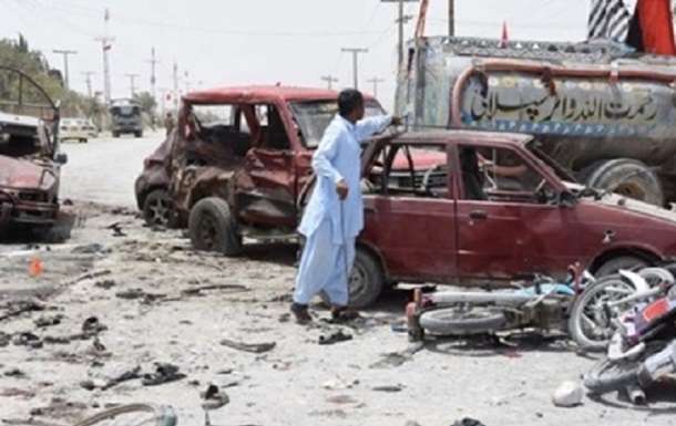В Пакистане в результате взрыва бомбы погибли более 10 человек