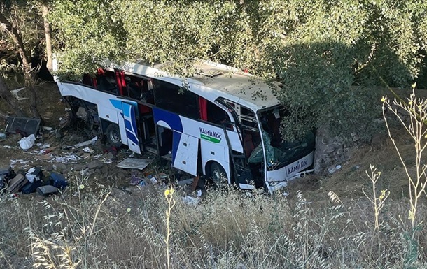 В Турции автобус упал в ущелье, 12 погибших