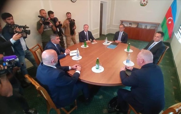 В Азербайджане начались переговоры по Карабаху