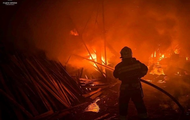 Под Киевом ликвидировали масштабный пожар на складах