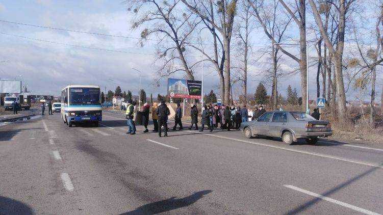 Под Львовом жители села перекрыли международную трассу из-за планов его присоединения к облцентру