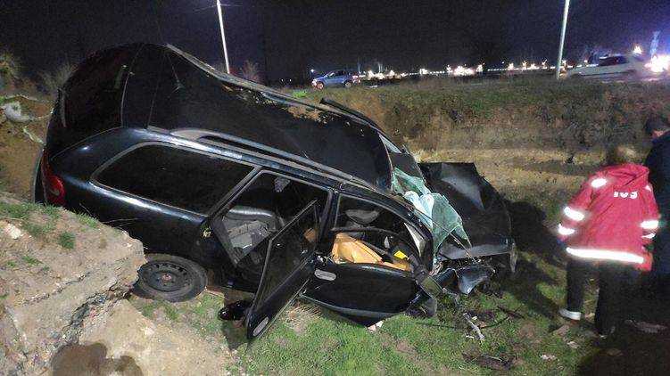 На трассе "Днепр-Николаев" водитель Volvo вылетел в блиндаж и убил 20-летнюю пассажирку