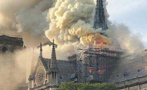 В Париже загорелся Собор Парижской Богоматери