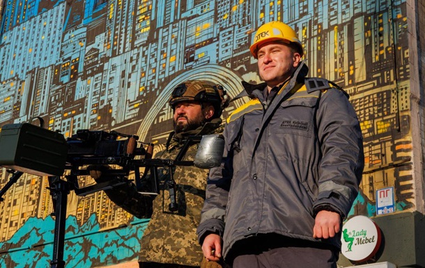 В Киеве открыли мурал Защитники света