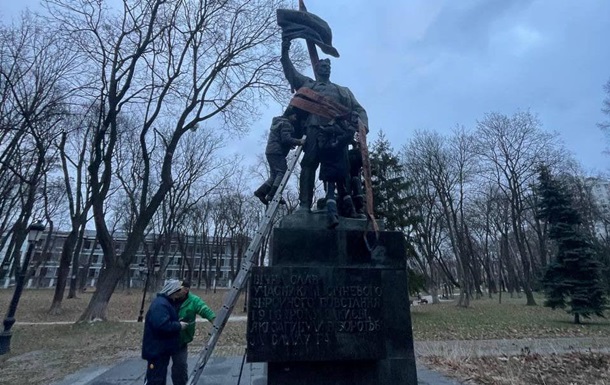 В Киеве демонтировали памятник участникам "январского восстания 1918 года"