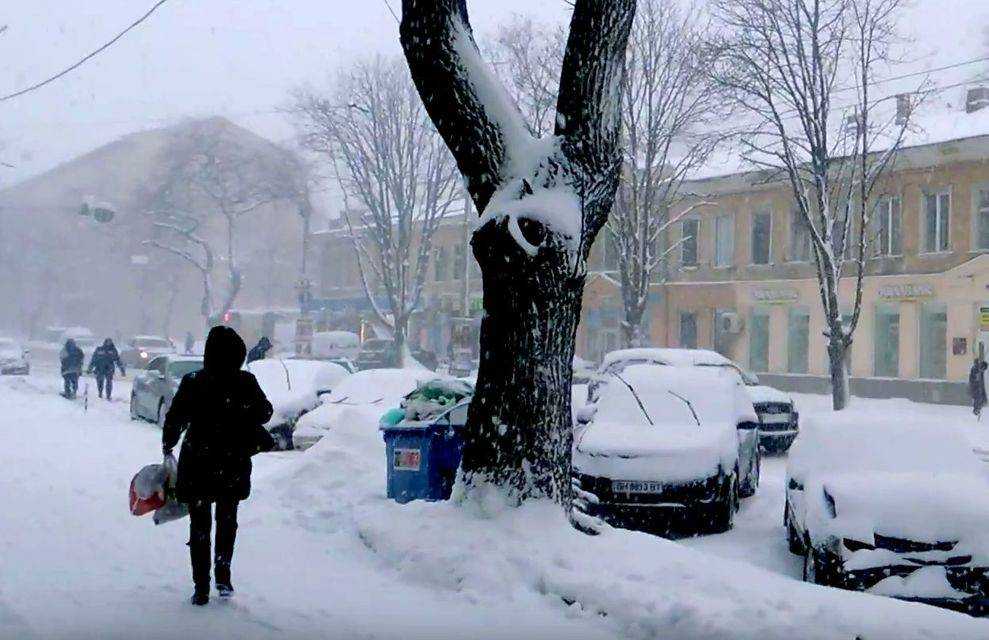 Одессу засыпало снегом: движение транспорта затруднено