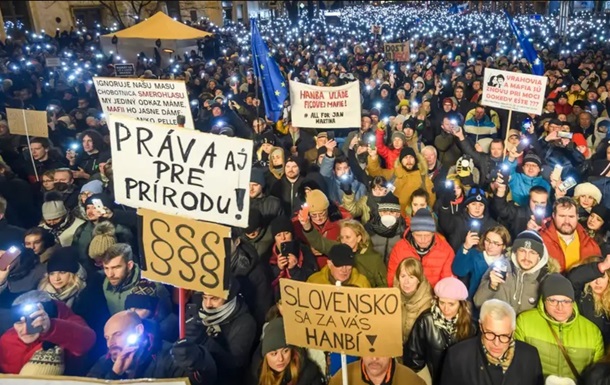 В Словакии состоялись массовые митинги против нового правительства Фицо