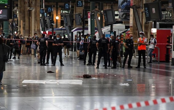 На вокзале Парижа мужчина с ножом напал на людей