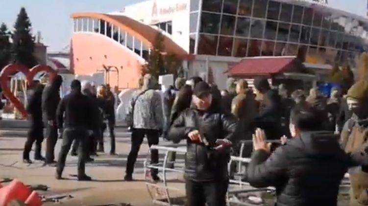В Харькове на рынке Барабашово происходят столкновения. Слышны выстрелы и взрывы