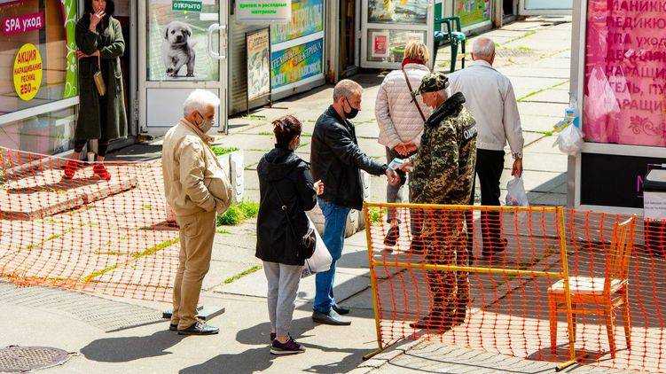 Сомнительные дезинфекторы и нет проветривания. На рынках Киева выявили нарушения. Список