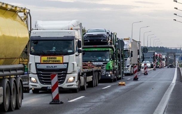 В очередях на границе в Польше более трех тысяч грузовиков