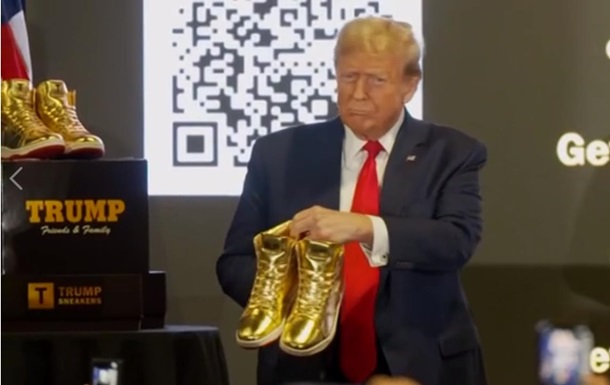 Трамп презентовал золотые кроссовки имени себя