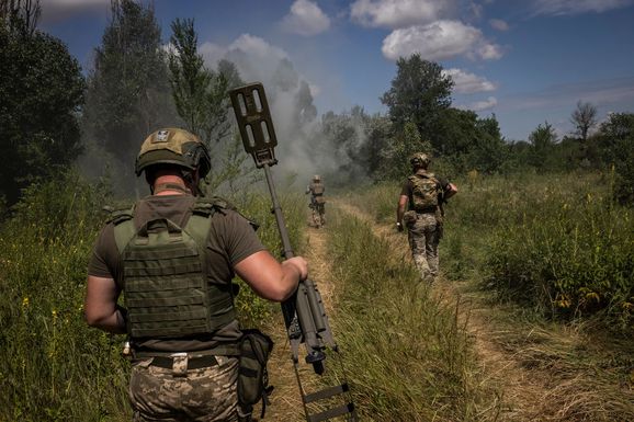 На Луганщине артиллеристы уничтожили два бронированных тягача оккупантов