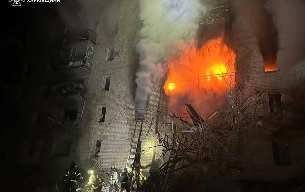 РФ сбросила авиабомбу на многоэтажку в Купянске, возник пожар