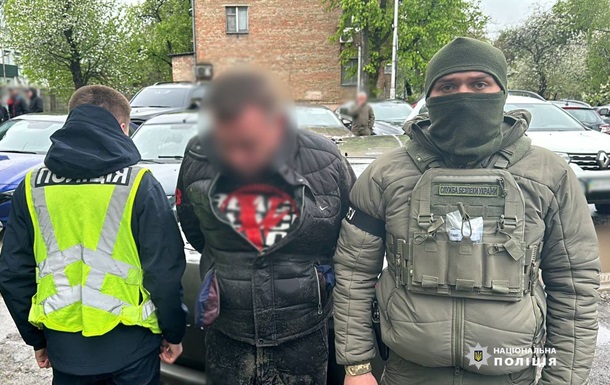 В Киеве правоохранители задержали вооруженного наркодилера