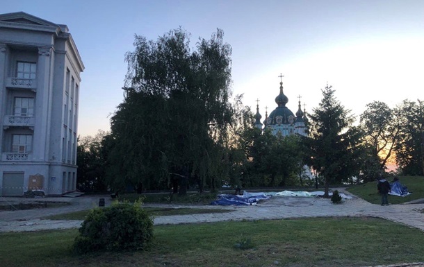 В Киеве демонтировали "храм-киоск" возле Десятинной церкви