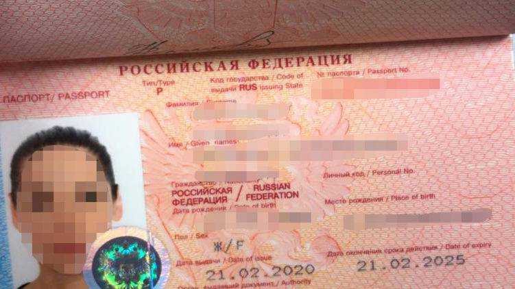 Вернувшейся в Украину с новым паспортом блогерше из России запретили въезд на десять лет
