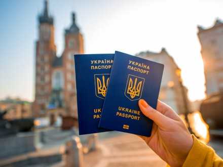 В Україні відновлюють видачу закордонних паспортів та ID-карток