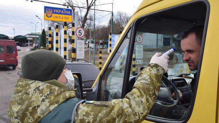 Украинцев вернувшихся с ЕС без симптомов коронавируса пропустят через границу без карантина