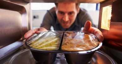Развеяли популярные мифы о еде из микроволновки