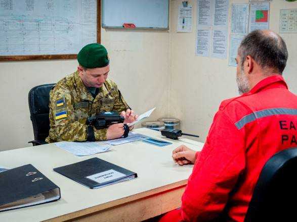 Показали документи, видані в окупованому Криму: 12 російським морякам заборонили в'їзд в Україну