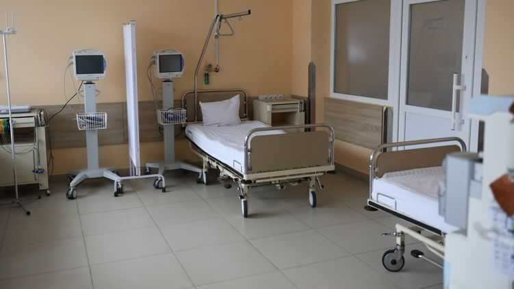 В Украине назревает проблема с больничными койками. С ковидом в больницах лежат уже 7,5 тысяч человек