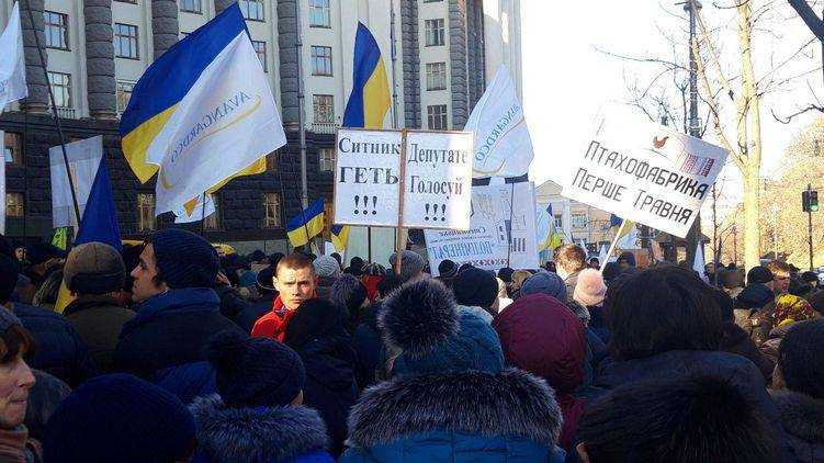 В Киеве несколько тысяч аграриев требуют отставки Сытника.