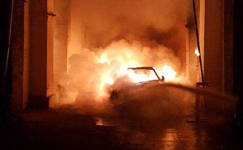 В Киеве сожгли машину невестки Гонтаревой. Подробности