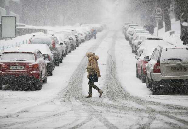 Откажитесь от машин: украинцев предупредили о снегопадах и диких заторах