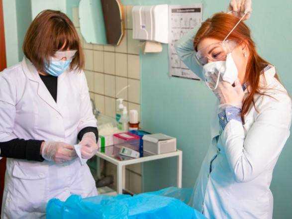 С начала пандемии в Украине коронавирус подтвердили более чем 9,6 тыс. медиков