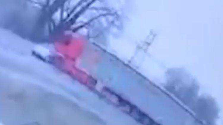 Появилось видео страшного ДТП под Киевом, где грузовик раздавил легковушку