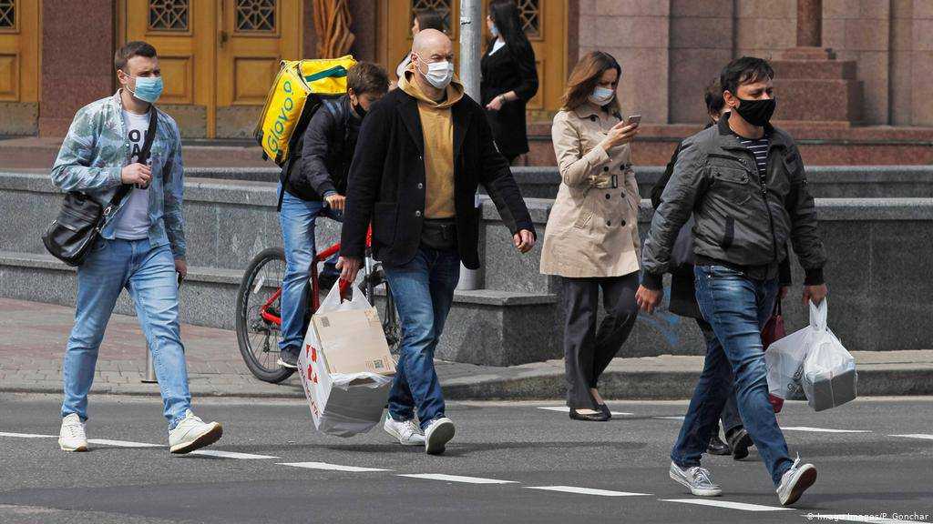 С понедельника в Украине заработают новые правила карантина в городах: какие запреты
