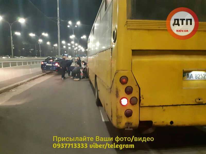 Водителя чуть не линчевали: в Киеве маршрутка сбила людей
