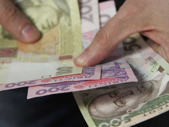 Средняя зарплата в Украине за месяц выросла на 550 гривен