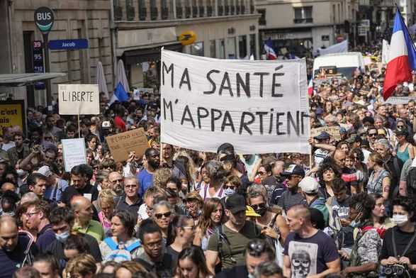 "Руки геть від мого природного імунітету'': у Франції пройшли масові протести проти COVID пропуску Health Pass