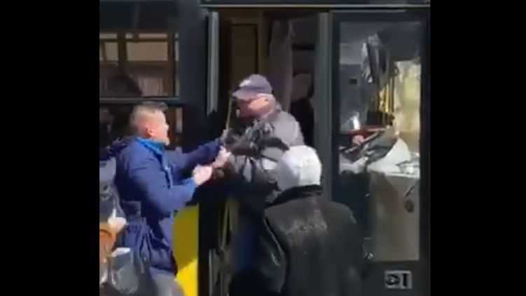 "Иди нах@й, ты десятый". В Киеве пассажир выбросил из салона троллейбуса кондуктора, заявив, что тот занимает лишнее место