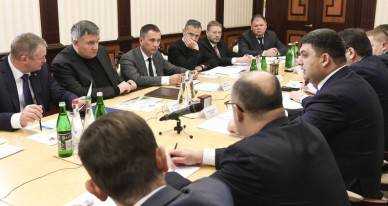 Кабмин начинает совещание по противодействию экономической агрессии РФ