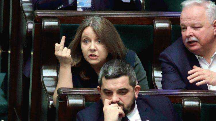 В Польше дама-депутат показала в Сейме "салют среднего пальца" оппозиции