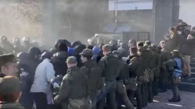 В Киеве под зданием Высшего антикоррупционного суда Нацгвардия устроила дымовую завесу и отбила попытку штурма